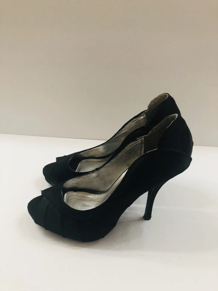 Sapatos femininos Wild Diva salto agulha, tamanho 8 cetim preto sapatos biqueira aberta   - Imagem 3 de 4