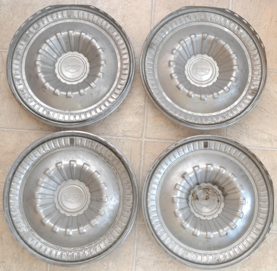1965-1966 Ford Fairlane 14" calotas, conjunto de tampas de roda com brasões pretos (x4) - Imagem 2 de 4