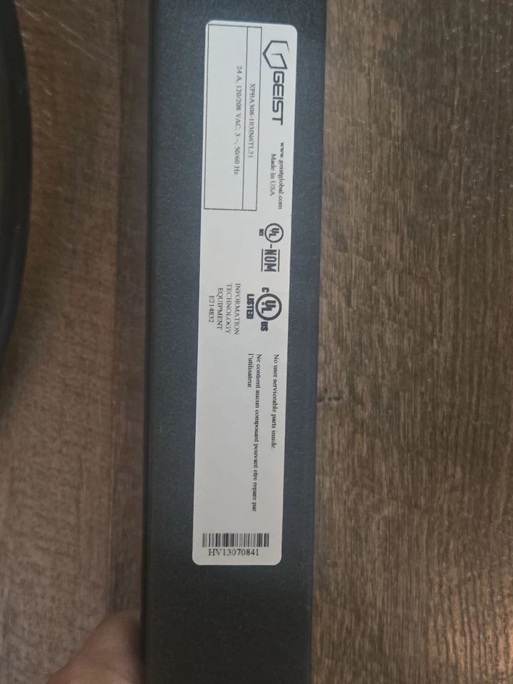 Enchufe Geist Metered PDU XPBA308-103IN6TL15 120/208V 30A (24) C13 y (6) C19 L15-30 Foto 4 de 4