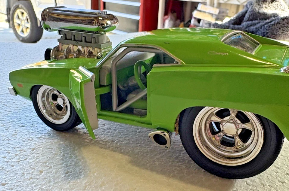 Muscle Machines 1969 Dodge Hemi Charger R/T 1:24 Diecast Car Lime Light Green - Image 4 of 4