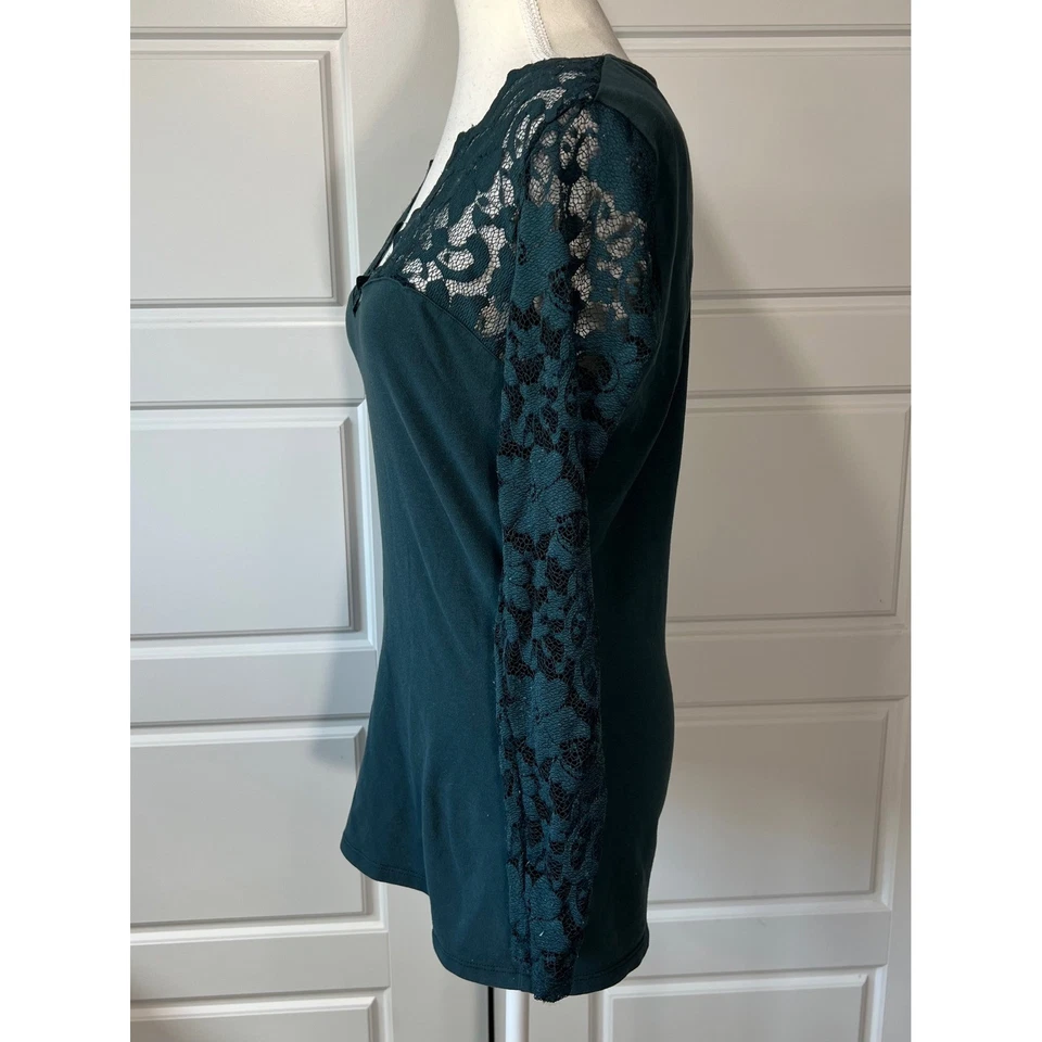 Top manga larga de encaje verde H&M para mujer talla L cuello en V Foto 4 de 4