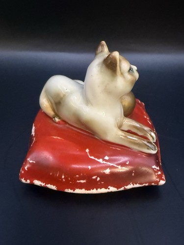 Estatuilla de banco de monedas de gato de cerámica vintage de Japón sobre almohada roja de mediados de siglo - Imagen 2 de 5