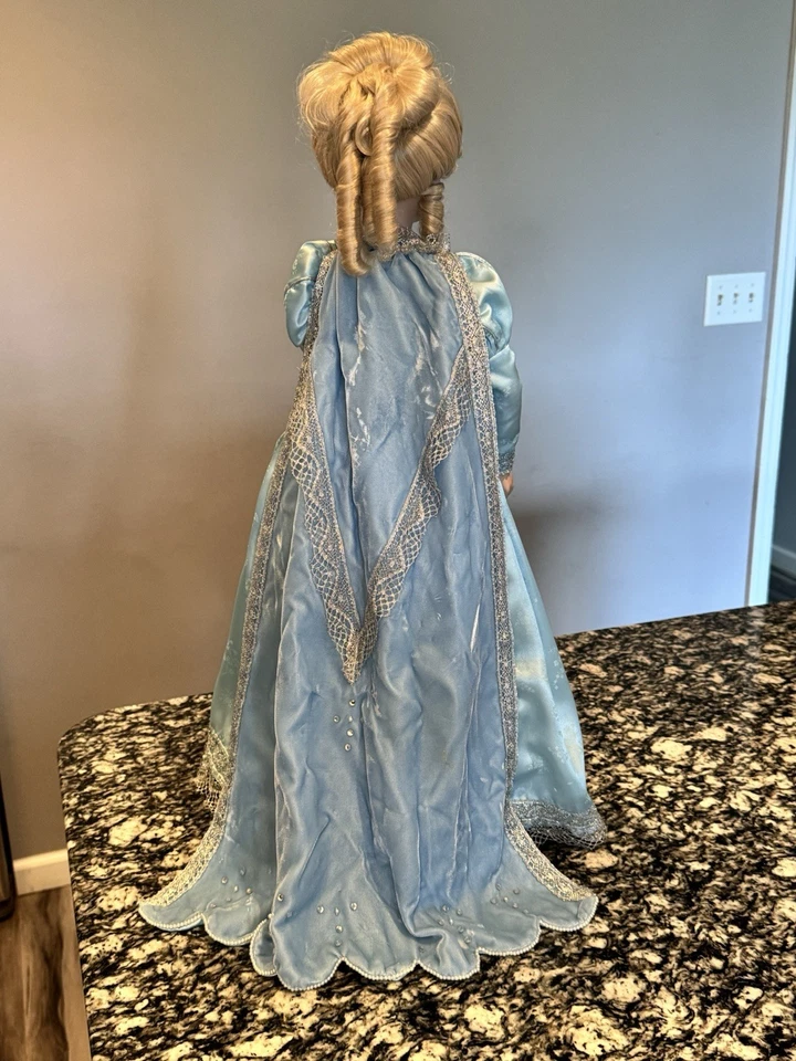 25英寸Danbury Mint灰姑娘瓷娃娃童话标志性蓝色球服 — 第 4/4 张图片