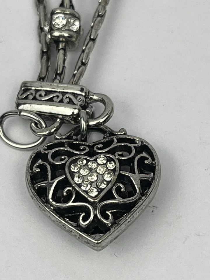 Pulsera estilo vintage con dije de corazón de triple hilo - tono plata, detalles de cristal Foto 4 de 4