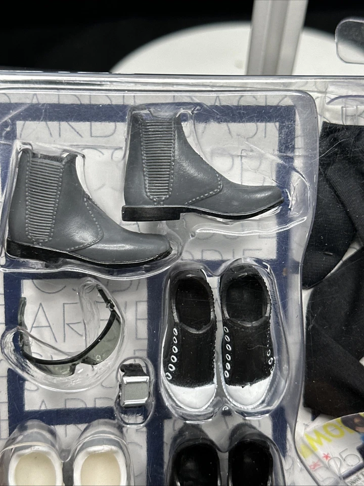 Barbie Basics Look #4 Collection 002 Black Label Mattel T7756 2010 Foto 2 de 4