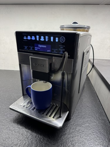 Siemens Kaffeevollautomat, Milchsystem, auto. Reinigung, EQ6 Extraklasse UNDICHT