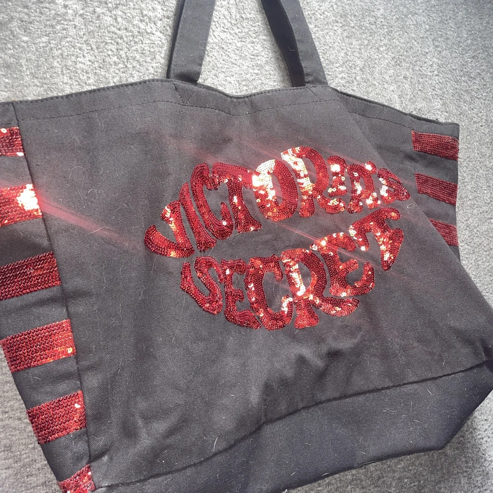 Bolso de fin de semana Victoria Secret 2019 de lona negro con labios de lentejuelas rojas Foto 2 de 4