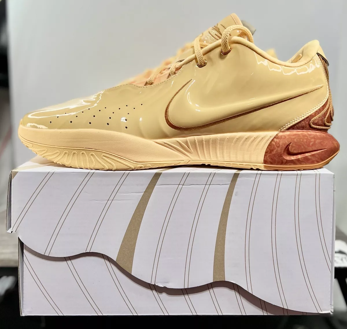 Nike gold deals men