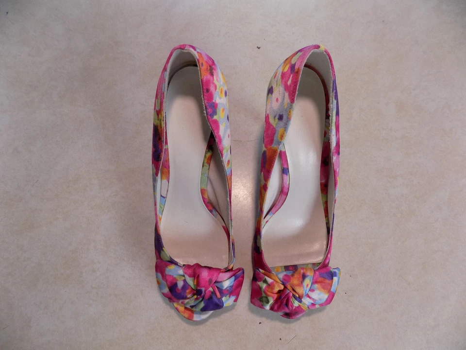 Zapatos de salón Fioni talla 7 rosa azul púrpura floral peep toe lazo tela satinada tacón alto 4" Foto 3 de 4