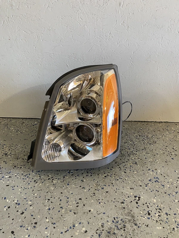 Cadillac SRX headlight 2005 2006 2007 2008 2009 Halogen Tyc Left Used 15926967