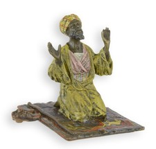 Bronzeskulptur betender Mann auf Teppich Wiener Stil Replikat Retro Design Dekor