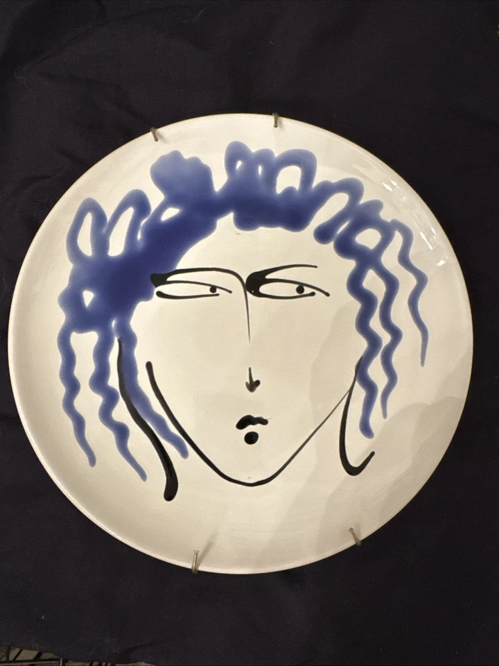 Hay un total de 8 platos. Todas las placas vienen con perchas para platos. Foto 4 de 4