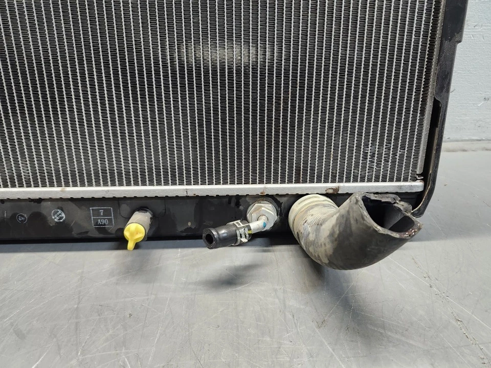 Radiador de refrigeración Lexus GX460 2024 3,4 L OEM Foto 3 de 4