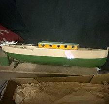 Suitcliffe commodore clockwork tin plate boat and original box.very early model