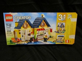 Beach Hut LEGO Creator 31035 With two MIni figures 3 in 1 Mostly COMPLETE