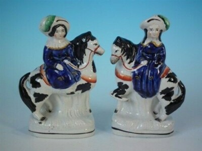 Klein Paar Staffordshire Mädchen/Jungen Auf Pferderücken Figuren