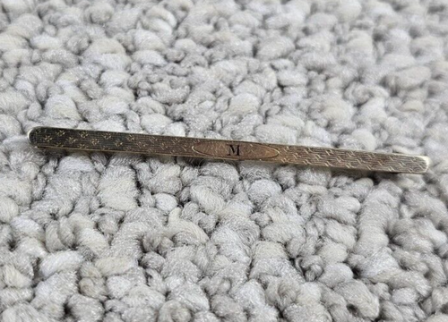 Broche prendedor de barra vintage de oro blanco de 18 quilates con monograma 'M' 3,1 gramos *LEER - Imagen 6 de 8