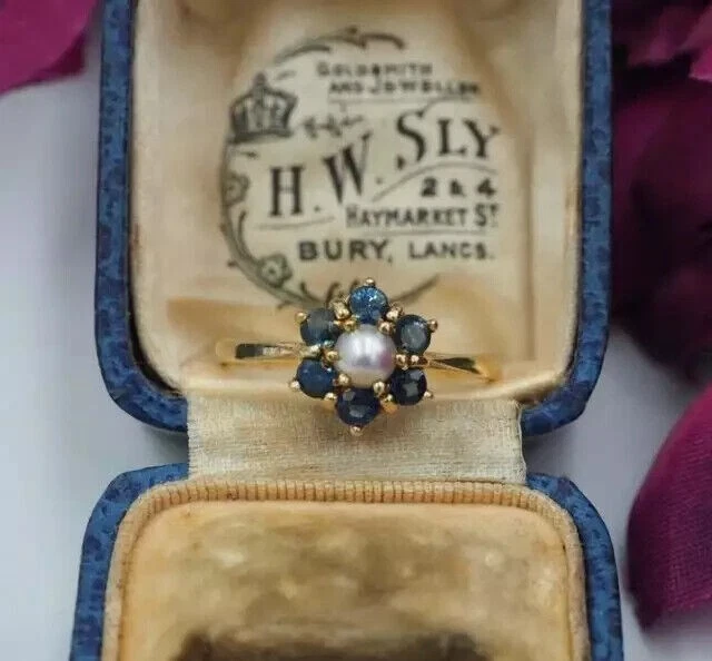 Anillo de San Valentín enchapado en oro amarillo de 14 k creado en laboratorio con perlas y zafiros azules de 2,30 quilates Foto 4 de 4