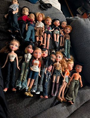 16 Vintage Bratz dolls