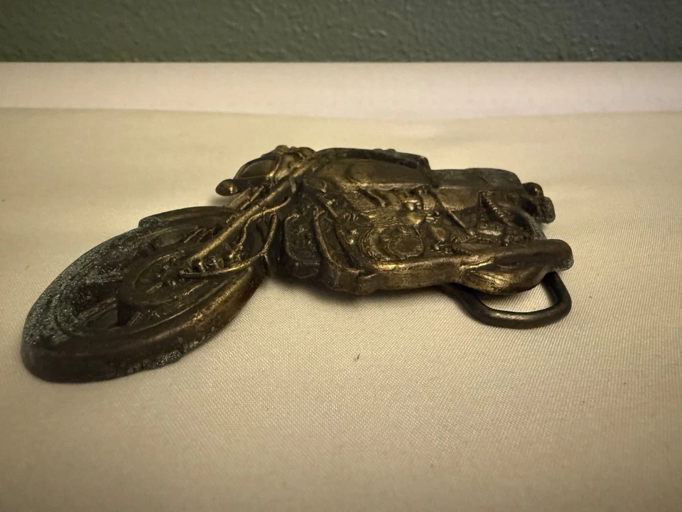 Hebilla de cinturón de motocicleta vintage años 70 latón pesado 3 3/4"x 3" usado Foto 4 de 4