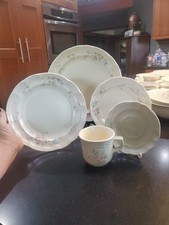 Pfaltzgraff Tea Rose Five-Piece Place Settings, Excellent Condition