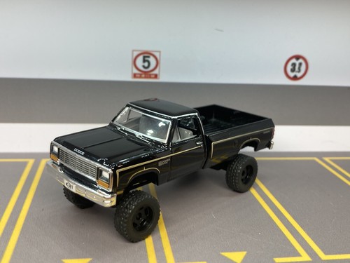 1981 Dodge Ram Pickup Lifted 4x4 Truck 1/64 Diecast Custom Off Road Greenlight - Picture 6 of 12