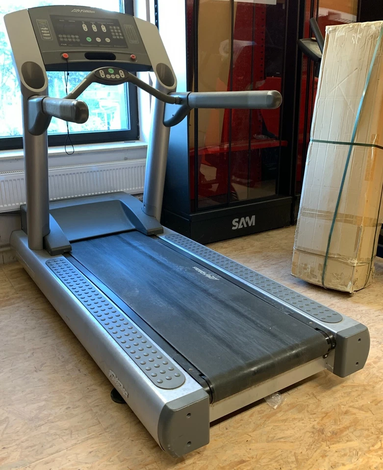 Cinta de Correr Life-Fitness 95TS 027108 Usada Profi-Fitnessgerät - Immagine 2 di 4