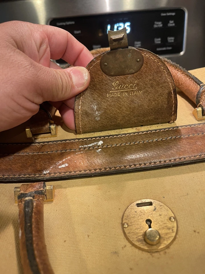 Bolso de médico/tren cuadrado vintage Gucci con llave Foto 4 de 4