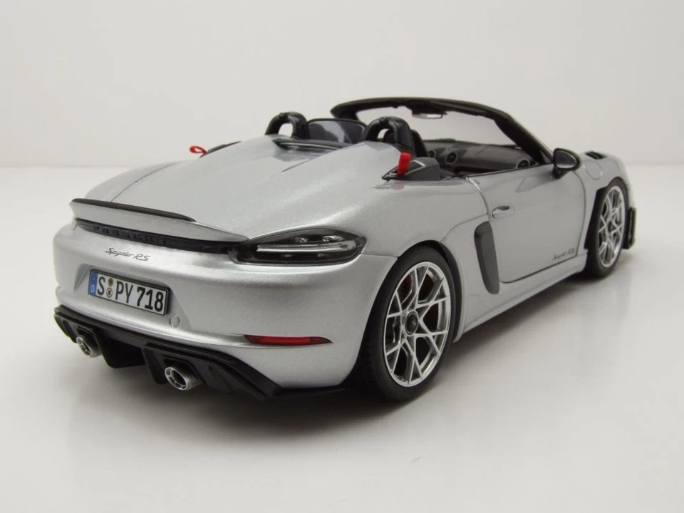 Porsche 718 Spyder RS Weissach 2023 Argento Modellino 1:18 Norev - Immagine 2 di 4