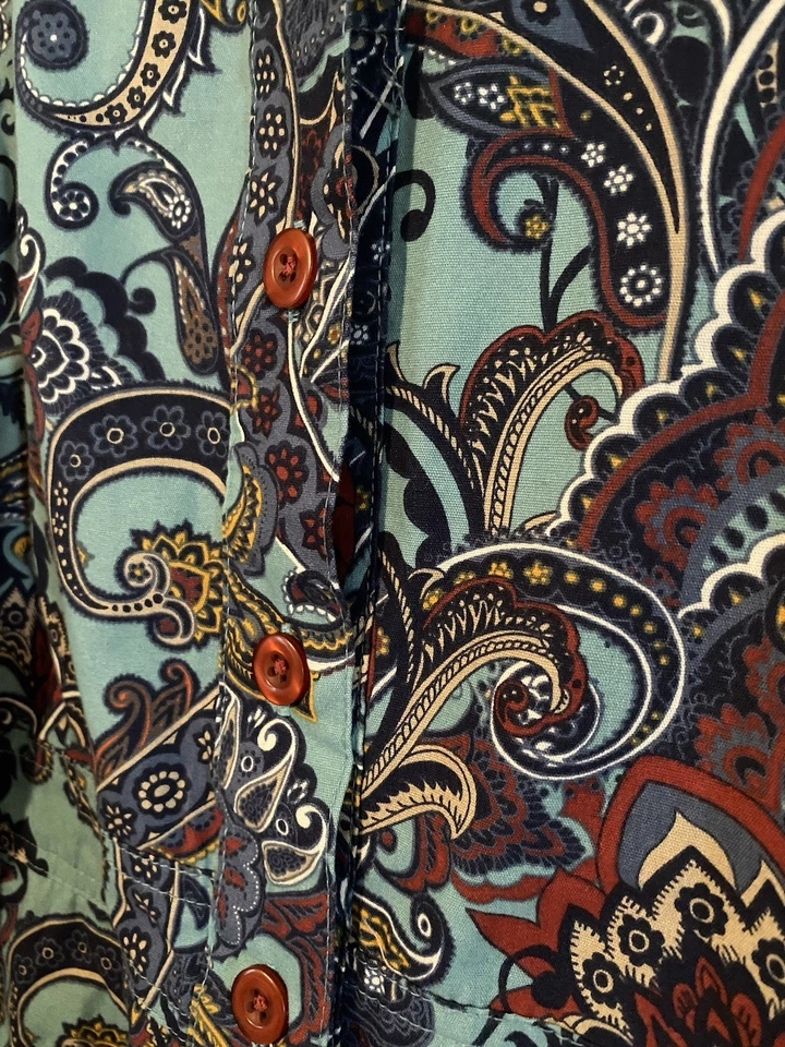 UA Scrubs Women’s Jacket Paisley Pattern Size Large Button Up w Pockets - Image 3 of 4