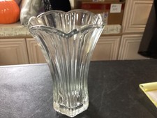 Heavy Clear Glass Flair Top Clear Vase w/Ribbed Side Design and Scalloped Top