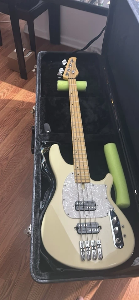 Bajo Schecter Diamond Series 4 cuerdas P06020839 con estuche rígido Foto 2 de 2