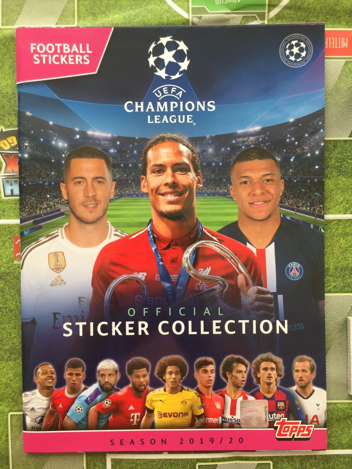 Kit com Álbum de Figurinhas Oficial Topps + 20 Envelopes - UEFA