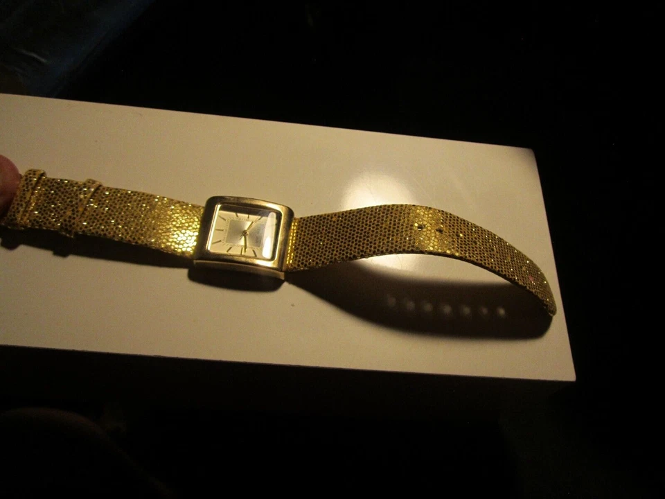 RELOJ NINE WEST TANK VINTAGE CORREA DORADA BRILLANTE SE ADAPTA A MUÑECA DE HASTA 8" - BBA33A Foto 3 de 4