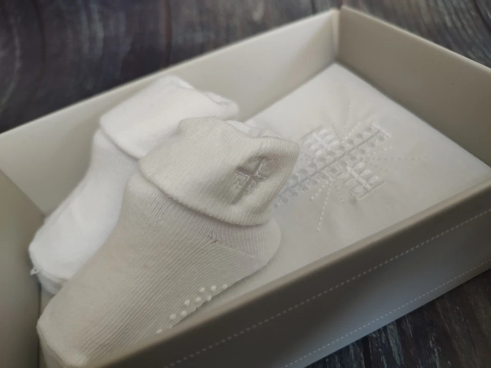 Stephan 婴儿 0-6 个月刺绣十字架围兜和袜子套装 - 复活节洗礼 — 第 4/4 张图片