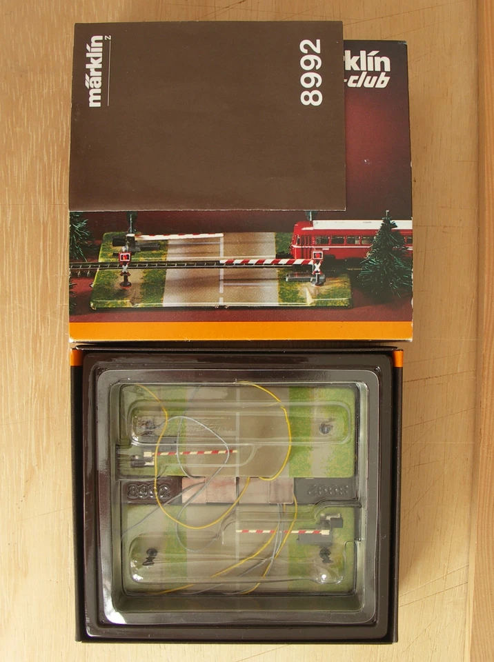 Märklin miniclub Z- Passage à niveau avec demies barrièresréf 8992 en BO - Photo 2/2