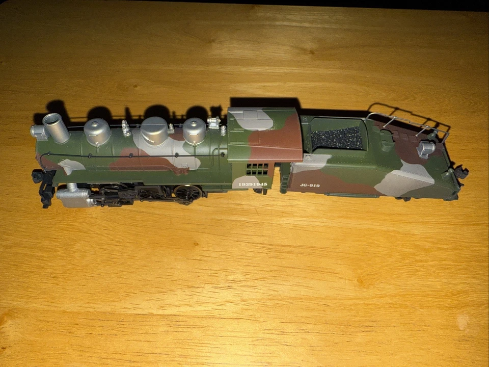 Bachmann HO Scale Camouflaged 0-6-0 Steam Locomotive & Tender. Nice - Image 4 of 4