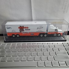 #7 Alan Kulwicki, 1992 Hooters Hauler & Vitrine, Maßstab 1:64