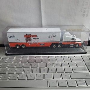 #7 Alan Kulwicki, 1992 Hooters Hauler & Display Case, 1/64 Scale