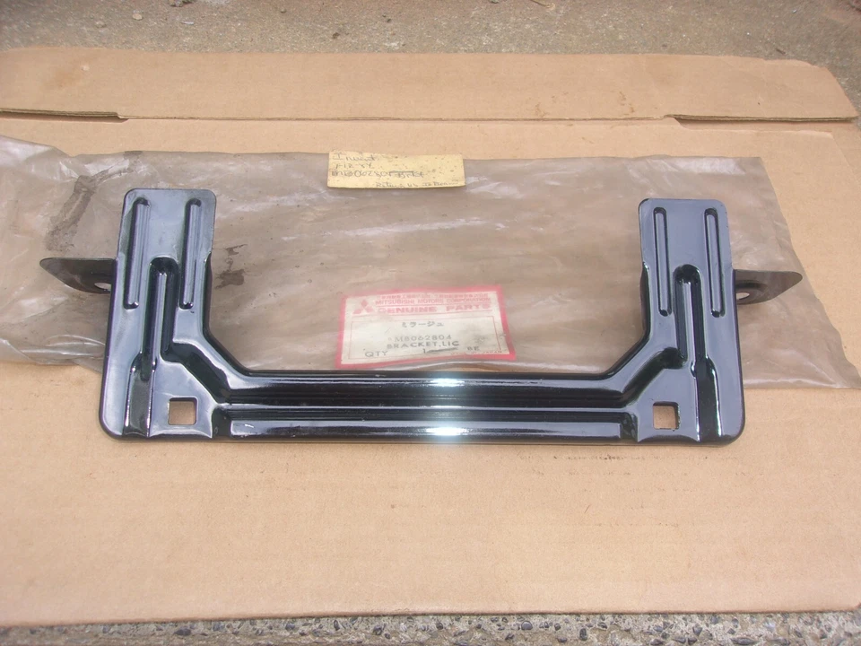 1980 1981 1982 1983 1984 Dodge Colt Nuevo de Lote Antiguo Mitsubishi Soporte de Placa de Licencia Trasera Foto 3 de 3