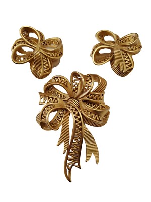 Signed Oscar De Larenta Gold Tone Ribbon Brooch/Pin And Clip On Earring Set