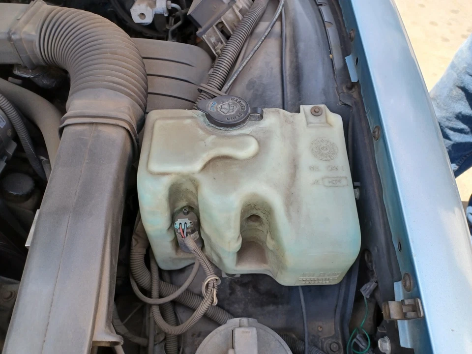 91 92 93 Chevy Caprice Buick Roadmaster Parabrisas Limpiaparabrisas Lavadora Depósito Tanque Foto 3 de 3