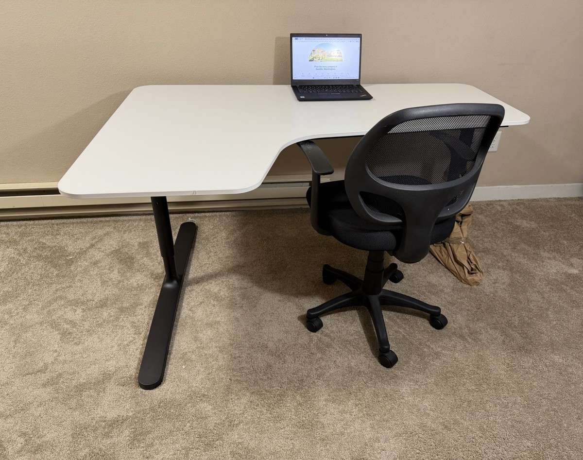 IKEA Bekant Adjustable Height Corner Desk White/Black 160x110 cm IKEA Bekant Adjustable Height Corner Desk White/Black 160x110 cm