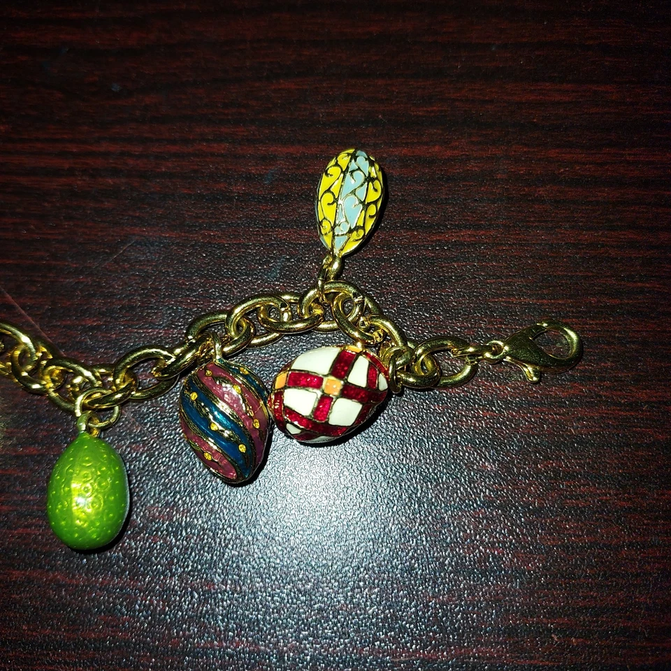 Joan Rivers Clásicos Reloj Tono Dorado y Dije Pulsera Esmaltada 8 Huevos De Colección Foto 2 de 4