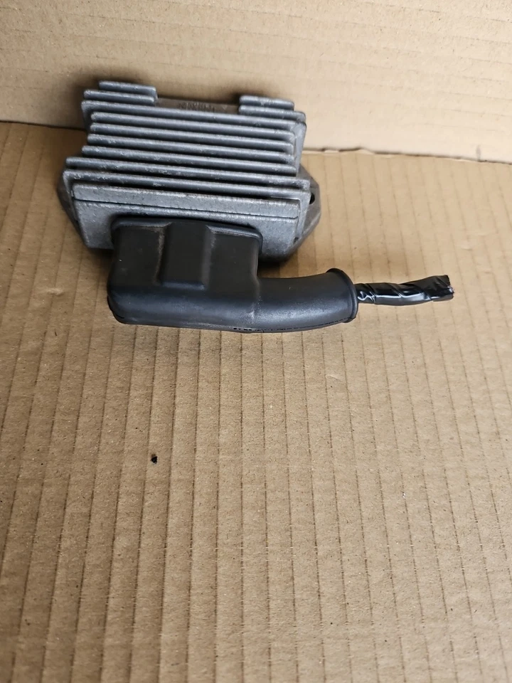 Vespa Piaggio ET2 50CC REGULADOR DE VOLTAJE RBC100.01 Magneti Marelli 2004 Foto 3 de 4