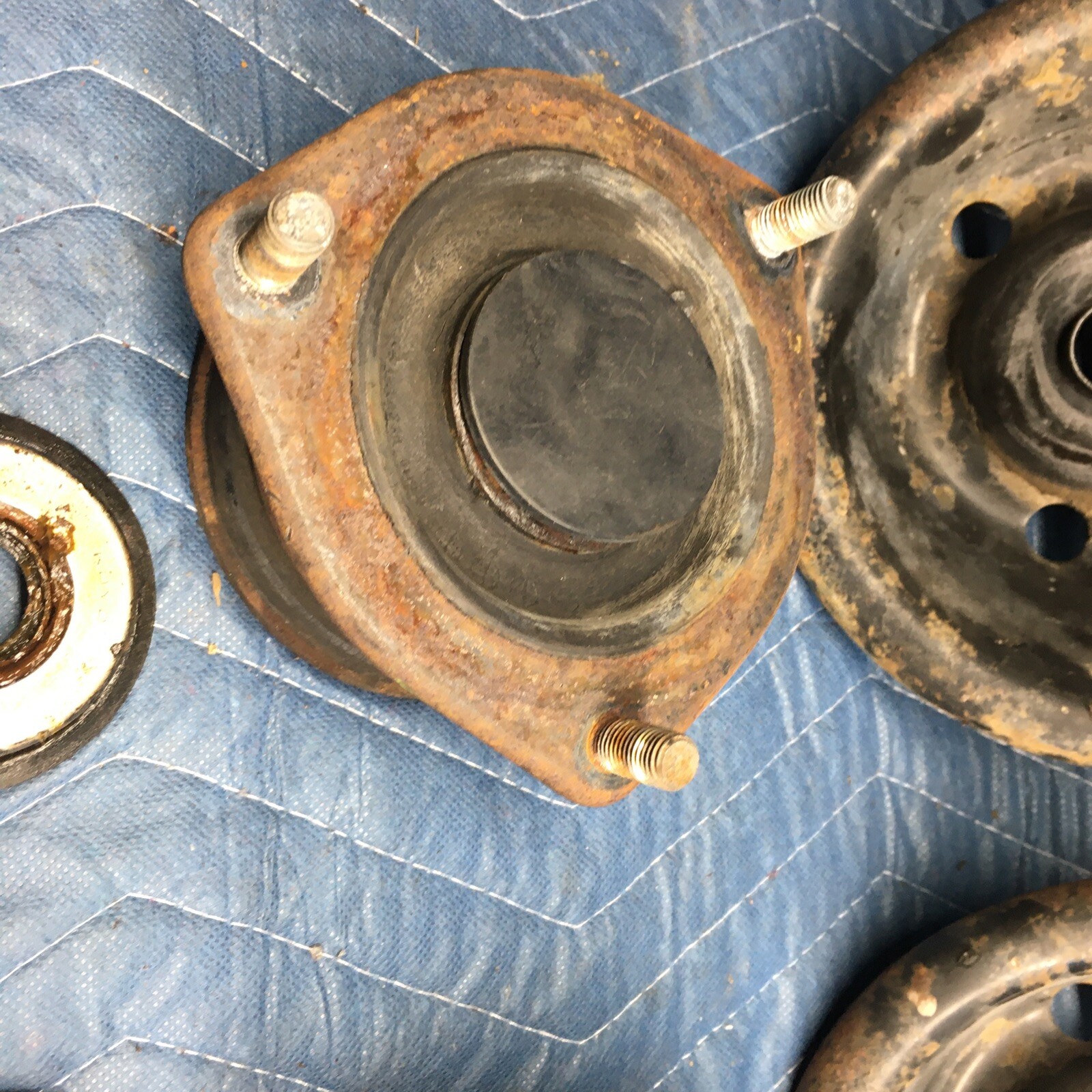 8486 Nissan 300ZX Z31 Front Spring Coil Sturt Perch Bearing Caps Tops