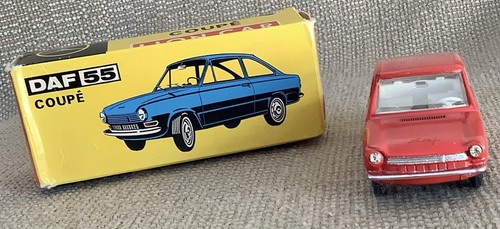 Lion Car ~1968-1972 DAF 55 Coupe Variomatic -Red~ 1:43 Scale -Made in Holland - Picture 2 of 15