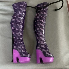 2021  Rainbow High Emi Vanda Boots