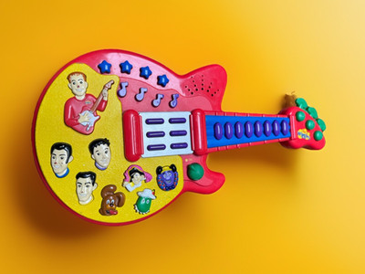 VINTAGE The WIGGLES Toy Play Along Red Guitar TESTED/WORKS Lights, Song & Sounds