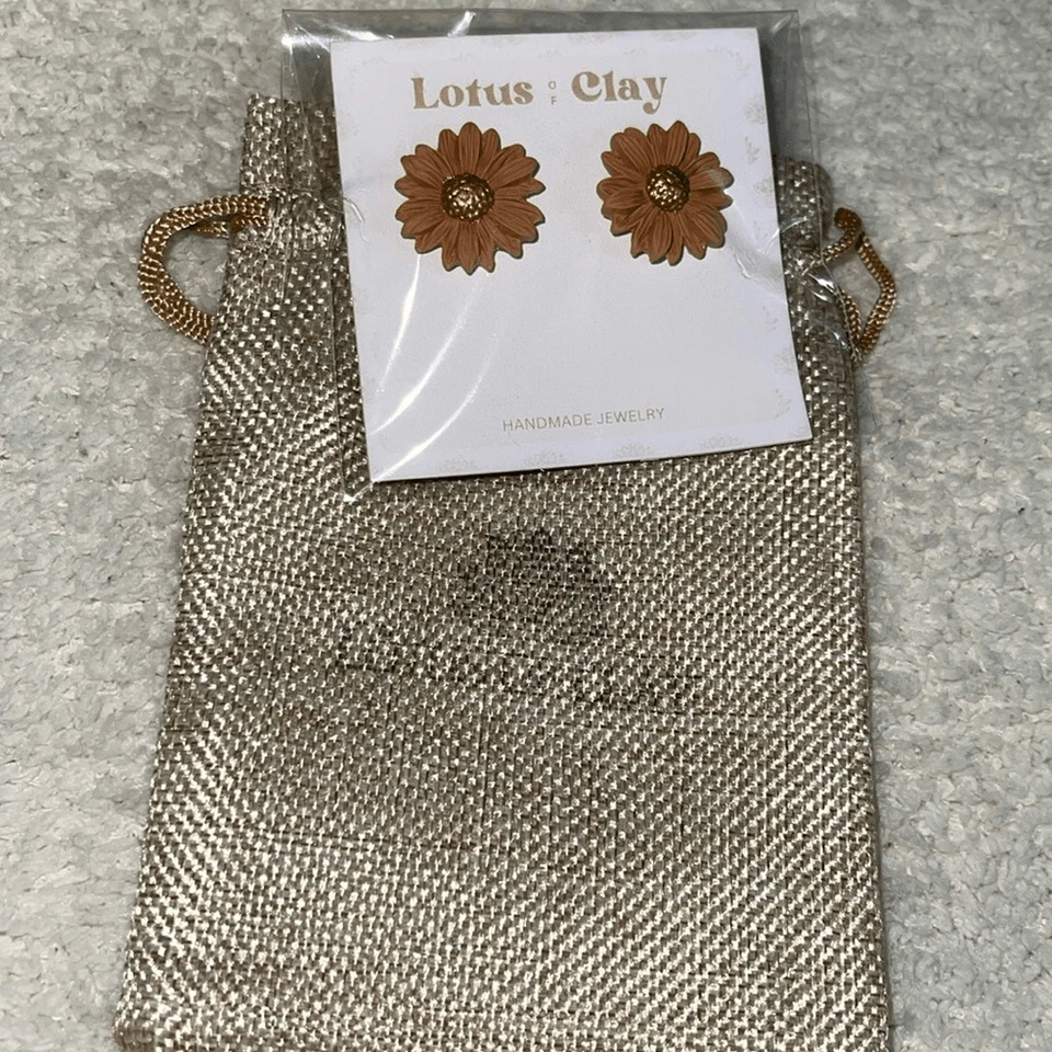 Pendientes Lotus Clay margarita tachuela trasera hechos a mano nuevos Foto 2 de 4
